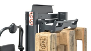 Mit der Palettenhalterung wird die zweite Palette beim Kommissionieren sicher verstaut Die Palettenhalterung für die N20 Kommissionierer von Linde Material Handling