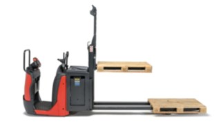 Bei voll beladener Gabel verlangsamt der Kommissionierer N20 von Linde die Geschwindigkeit beim Absenken Die Gabeln der Kommissionierer N20 von Linde Material Handling im Profil