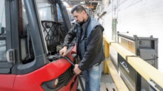 Elektrostapler E30 von Linde an der Ladestation