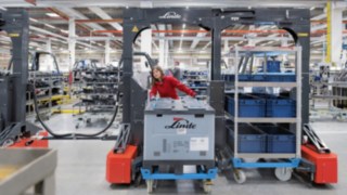 Die Routenzüge von Linde sind für ergonomisches Be- und Entladen ausgelegt. Die Routenzüge von Linde sind für ergonomisches Be- und Entladen ausgelegt.