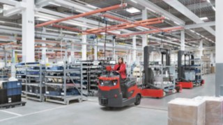Die Allrounder-Modelle der Routenzüge von Linde sind für den Innen- und Außenbereich einsetzbar. Die Allrounder-Modelle der Routenzüge von Linde sind für den Innen- und Außenbereich einsetzbar.