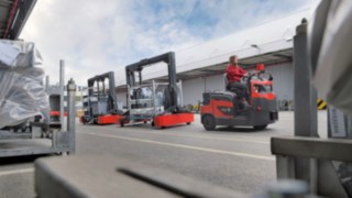 Ob drinnen oder draußen: Die Routenzug-Anhänger LT10 - LT20 C und LT10 - LT16 B/BM sind vielseitig einsetzbar. Ob drinnen oder draußen: Die Routenzug-Anhänger LT10 - LT20 C und LT10 - LT16 B/BM sind vielseitig einsetzbar.