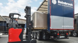 Schubmaststapler von Linde. Schubmaststapler von Linde.