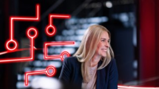 myLinde ist die Softwareplattform für alle Anforderungen des professionellen Flottenmanagements. Frau blickt nach rechts aus dem Bildausschnitt