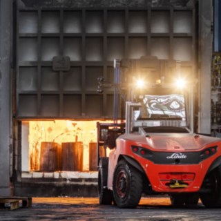 Der Linde H160 vor dem Brennofen.