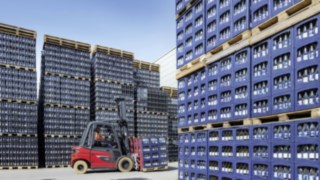 Der neue Linde X35 liefert als emissionsfreier E-Stapler eine überragende Leistung auf Verbrenner-Niveau ab. Elektrostapler X35 von Linde transportiert Getränkekisten von Ensinger im Außenbereich