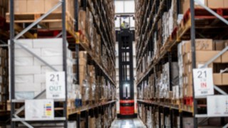 Sehr hoch und sehr schmal - kein Problem mit dem KV Gerät von Linde. Sehr hoch und sehr schmal - kein Problem mit dem KV Gerät von Linde Material Handling.
