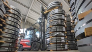 Der Linde X50 meistert seine Aufgaben bei Layher mit Bravour.