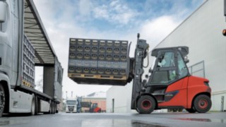 Linde E80 bei Warenverladung