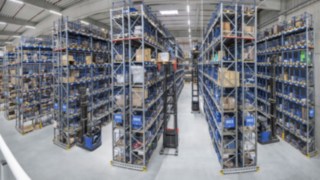 Der V modular unterstützt die Kommissionierer bei der Arbeit in die Höhe.