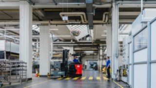 Schubmaststapler Truck Units kommunizieren durch Regale hindurch