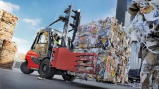 H50 von Linde Material Handling transportiert Lasten auf dem Gelände von Smurfit Kappa.