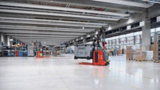 Zwei L-MATIC von Linde Material Handling im Lager von ebm-papst in Mulfingen 