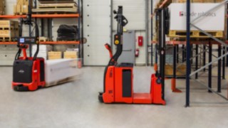 Automatisierte Stapler von Linde Material Handling mit Laser-Steuerungstechnologie.