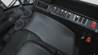 Linde Load Control mit zwei in die rechte Armlehne integrierten Steuerhebeln