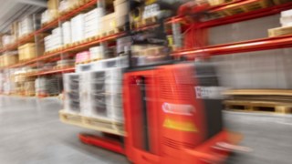 Der L-MATIC von Linde sorgt für einen optimalen Warenfluss bei der Fagerhult Group. Der L-MATIC von Linde im Einsatz bei der Fagerhult Group