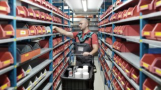 Suffel Mitarbeiter im Zentrallager mit dem Lagermanagementsystem Suffel Mitarbeiter im Zentrallager mit dem Lagermanagementsystem