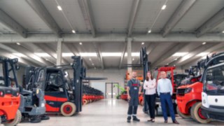 Svenja Suffel, Martin Suffel und Felix Bonnert vor Suffel-Produktportfolio Svenja Suffel, Martin Suffel und Felix Bonnert vor Suffel-Produktportfolio